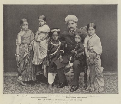 Wijlen de Maharadja van Mysore, GCSI, en zijn familie door English Photographer