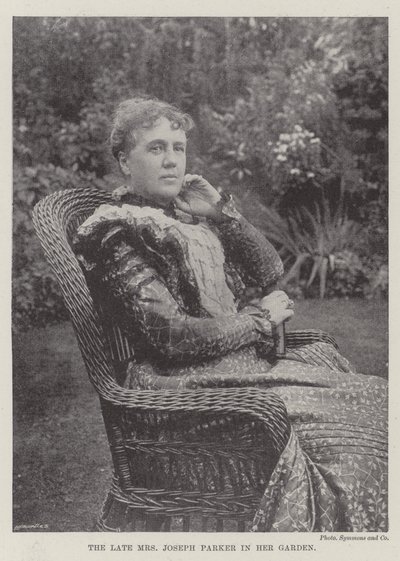 De overleden Mrs Joseph Parker in haar tuin door English Photographer