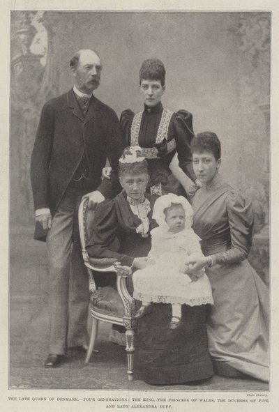 De overleden koningin van Denemarken, vier generaties, de koning, de prinses van Wales, de hertogin van Fife en Lady Alexandra Duff door English Photographer