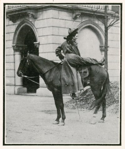 De opening van de Golden West-tentoonstelling in Earls Court: Vrouwelijke ruiters in het wilde westen door English Photographer