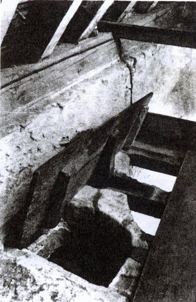 Het schuilhol van de priester in een trap bij Sawston Hall, ontworpen en gemaakt door de jezuïetenmartelaar en heilige, Nicholas Owen, ca. 1935 door English Photographer