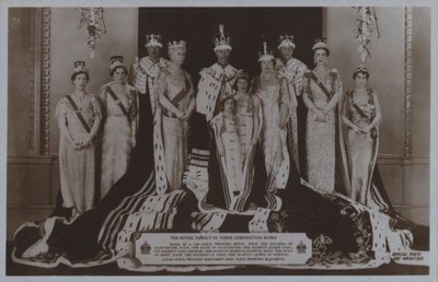 De koninklijke familie in hun kroningsgewaden door English Photographer
