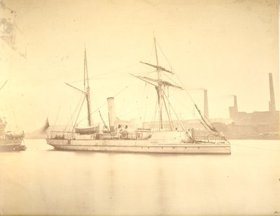 De stuurboordzijde van het kanonneerboot "Delta" afgemeerd in de rivier Tyne, ca. 1876 door English Photographer