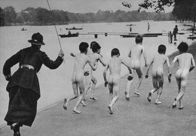De onvriendelijke herderin, Een scène aan de rand van de Serpentine in Hyde Park, Londen door English Photographer