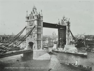 Tower Bridge op de dag van de opening, 1894 door English Photographer