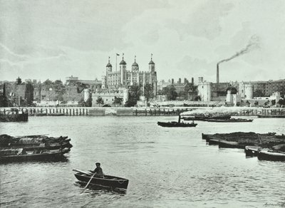 Tower of London, Tower Hill: vanaf de rivier, 1895 door English Photographer