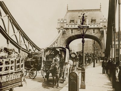 Verkeer over de Tower Bridge door English Photographer