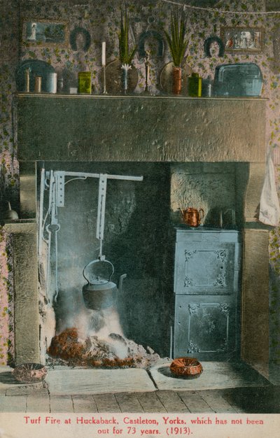 Turfvuur bij Huckaback, Castleton, Yorks, dat al 73 jaar brandt door English Photographer