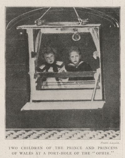 Twee Kinderen van de Prins en Prinses van Wales bij een Patrijspoort van de Ophir door English Photographer