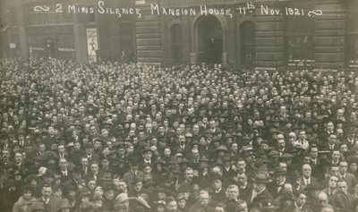 Twee Minuten Stilte bij Mansion House, Londen, 11 November 1921 door English Photographer