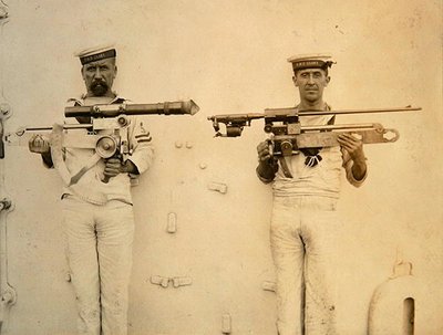 Twee matrozen van de HMS Glory, met geweren door English Photographer