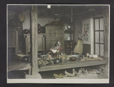 Twee kinderen aan het eten, binnen een huis, Fotoalbum van Korea door English Photographer