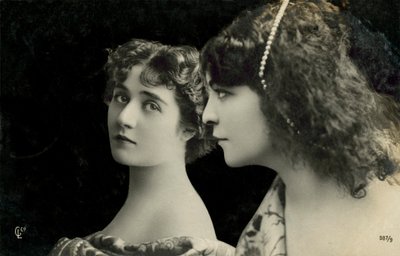 Twee vrouwen poseren door English Photographer