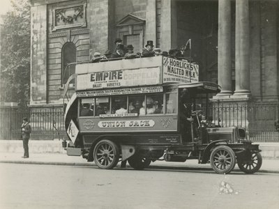 Union Jack Omnibus door English Photographer