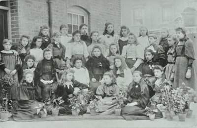 Onbekende klas meisjes, 1896 door English Photographer