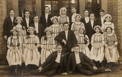 Ongebruikelijke groep jonge mannen en vrouwen, begin 20e eeuw door English Photographer