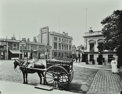 Upper Richmond Road, west vanaf Putney High Street, met paard en wagen op de voorgrond, 1880 door English Photographer