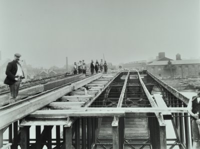 Vauxhall Brug: sloop, 1898 door English Photographer