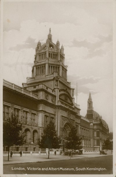 Victoria and Albert Museum, South Kensington, Londen door English Photographer