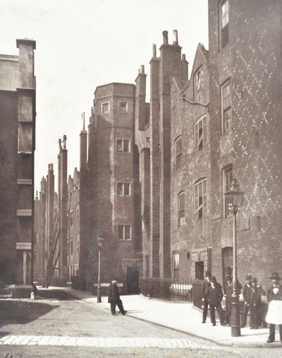 Uitzicht op Lincolns Inn Old Square, Londen, 1876 door English Photographer
