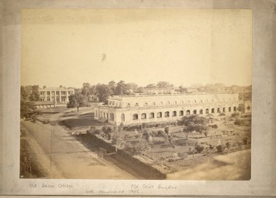 Uitzicht op het oude Dhaka College en het oude gerechtsgebouw, ca.1875 door English Photographer
