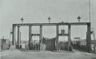 Uitzicht op Woolwich Ferry, 1896 door English Photographer