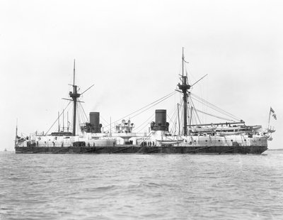 Zicht op het ijzeren slagschip HMS Inflexible (gelanceerd 1876) afgebeeld na conversie naar militaire tuigage in 1885 door English Photographer
