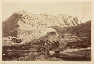 Uitzichten op de Pacific Railway, van spoorlijn die een rivier oversteekt op een liggerbrug, met bergen daarachter door English Photographer