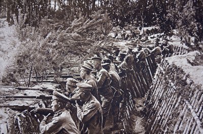 Russische troepen in een loopgraaf aan het Dvina-front, september 1917 door English Photographer