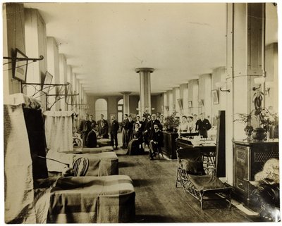 Afdeling in St. Thomas Hospital, Londen, ca. 1890 door English Photographer