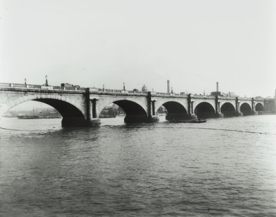 Waterloo Bridge: uitzicht vanaf de noordelijke oever, 1895 door English Photographer