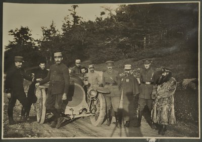 William Lawrence Bragg en Harold Roper als onderdeel van een groep met een motorauto op een bergweg, Vogezen, 1915 door English Photographer