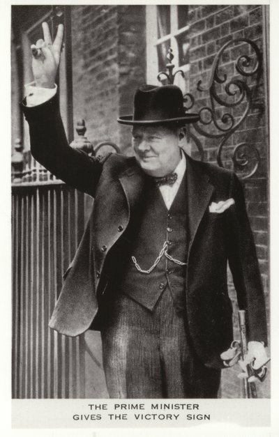 Winston Churchill maakt het Overwinningsteken buiten 10 Downing Street, 5 juni door English Photographer
