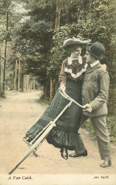 Vrouw valt van haar fiets in de armen van een man door English Photographer