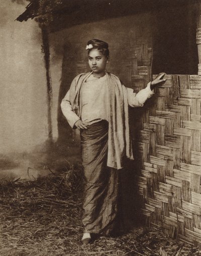 Vrouw van Mongoolse afkomst in een dorp in Birma door English Photographer