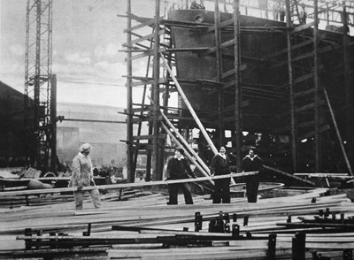 Vrouwen aan het werk in een scheepswerf van de marine door English Photographer