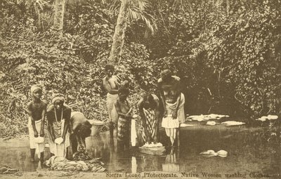 Vrouwen wassen kleren in een rivier, Sierra Leone door English Photographer