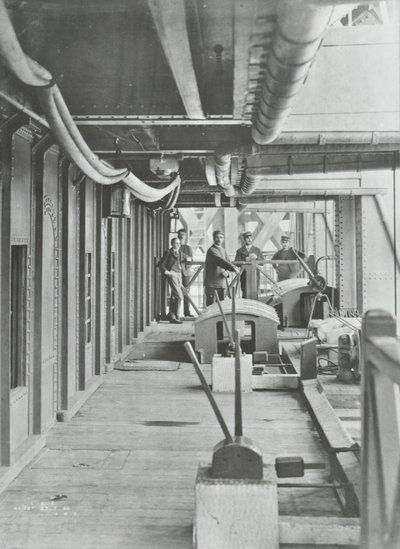 Woolwich Ferry: noordelijke ponton hydraulisch hefplatform, 1896 door English Photographer