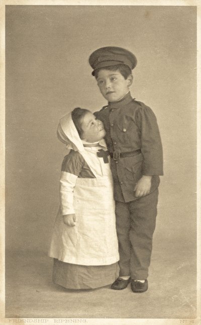 Jong meisje en jongen spelen WW1 na door English Photographer