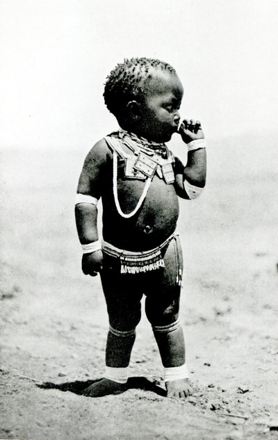 Zulu meisje zuigt aan eerste vinger door English Photographer