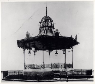 Sierlijke muziektent in East End Park, Leeds door English Photographer English Photographer