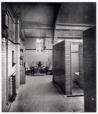 Privécabines en wachtruimte van Bramley Baths, Leeds door English Photographer English Photographer