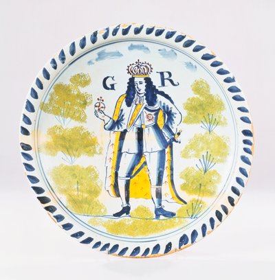 Een Bristol Delft polychroom koninklijk portret bord beschilderd met een volledige lengte portret van George I in formele gewaden, ca. 1720 door English School