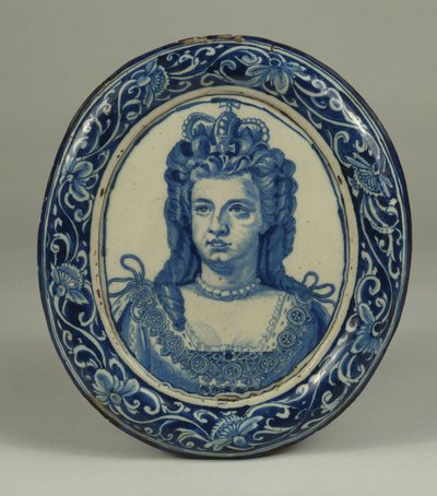 Een Delfts blauw en wit ovaal koninklijk portretplaquette van Koningin Anne, waarschijnlijk Londen, ca. 1705 door English School