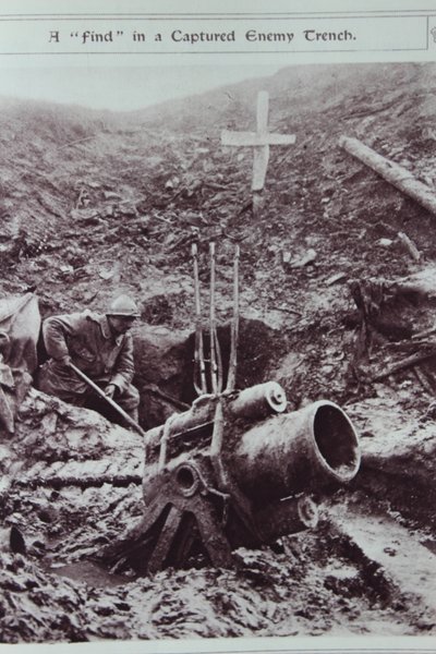Een vondst in een veroverde vijandelijke loopgraaf, 1914-18 door English School