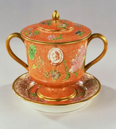 Een Wedgwood Pearlware beker met twee handvatten, deksel en standaard beschilderd met een portretbuste van George III, ter herdenking van zijn gouden jubileum in 1810, 1810 door English School