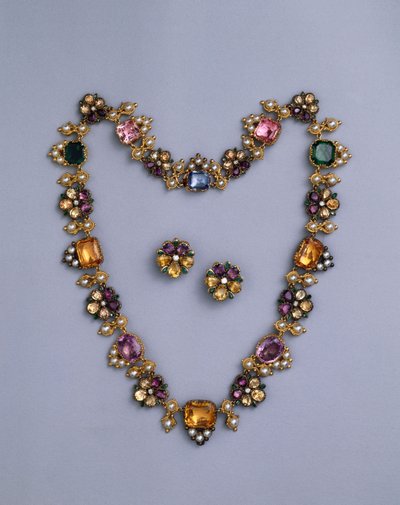 Een fijne Regency gouden en met juwelen versierde ketting met kussen geslepen topaas, amethisten, roze toermalijnen, smaragden, saffieren en peridots, met een paar bloemvormige oorbellen, c.1810 door English School