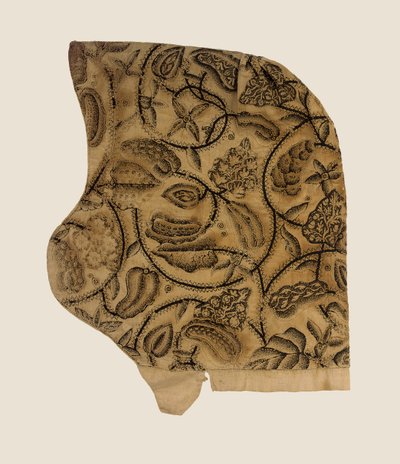 Een fijne blackwork muts, 1620-40 door English School