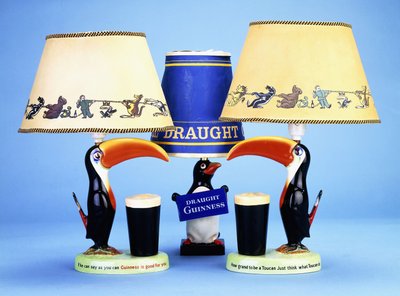 Een lampvoet gemodelleerd als een toekan naast een pintglas door English School