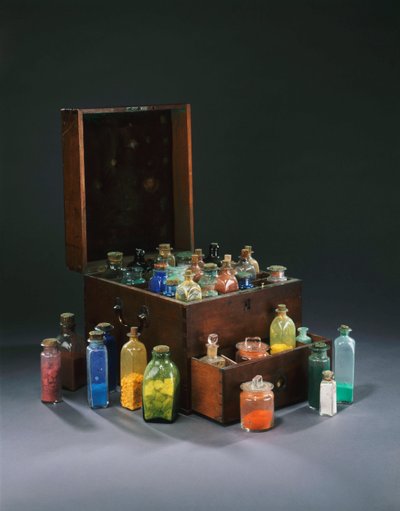 Een mahoniehouten schilderskleurendoos, naar verluidt eigendom van John Adams van HMS Bounty, met glazen flesjes met gekleurd pigment door English School